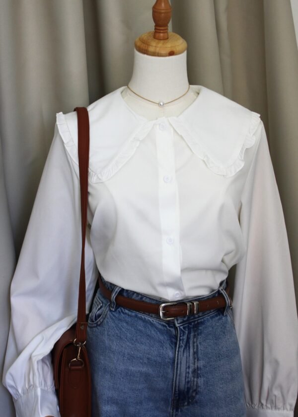 Blouse blanche à col Claudine volanté - Élégance intemporelle