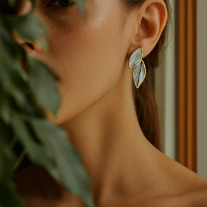 Boucles d’oreilles au design feuille élégant.