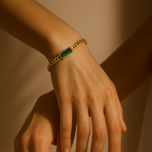Bracelet Double Chaîne Dorée avec Pierre Verte – Acier Inoxydable