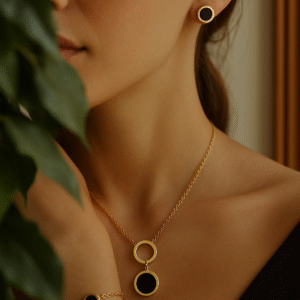 Parure Dorée Minimaliste avec Médaillons Noirs – Collier et Boucles d’Oreilles – Acier Inoxydable
